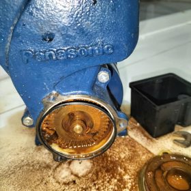 Thợ sửa máy bơm nước đẩy cao bị yếu nước tại nhà khách hàng Quận 3