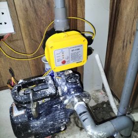 Thợ sửa máy bơm nước tại nhà đang kiểm tra rơ le máy bơm tại Quận Tân Bình