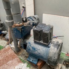 Máy bơm có mùi khét, bốc khói hoặc nóng bất thường